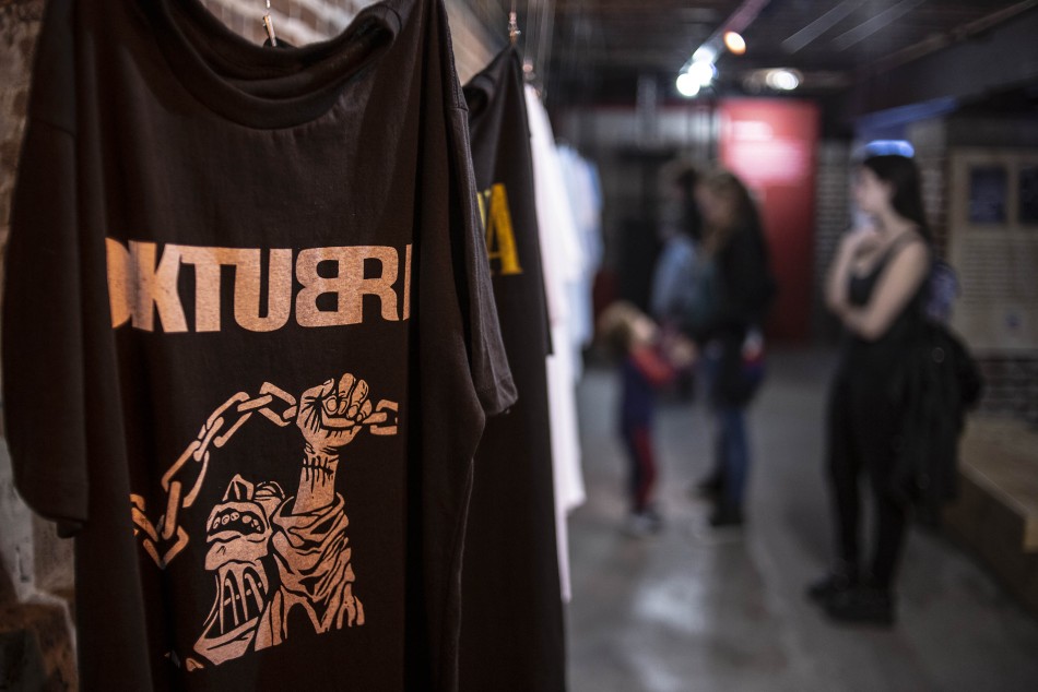 426165 | Fotos apertura muestra Una remera que diga... en CEL Che - Sec. de Cultura y Educación (Guillermo Turin Bootello)