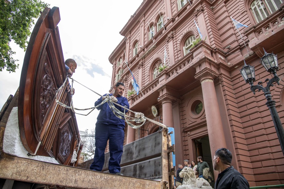 456549 | Colocación puerta restaurada Palacio Municipal - Subsecretaría de Comunicación Social (Silvio Moriconi)