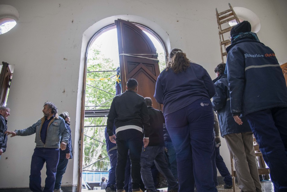 456556 | Colocación puerta restaurada Palacio Municipal - Subsecretaría de Comunicación Social (Silvio Moriconi)