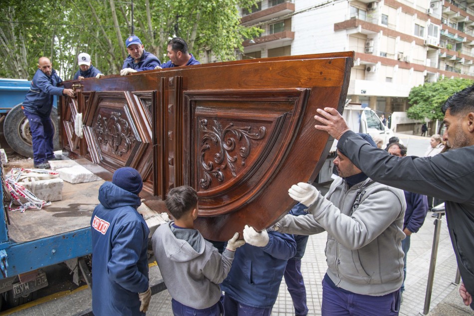 456553 | Colocación puerta restaurada Palacio Municipal - Subsecretaría de Comunicación Social (Silvio Moriconi)