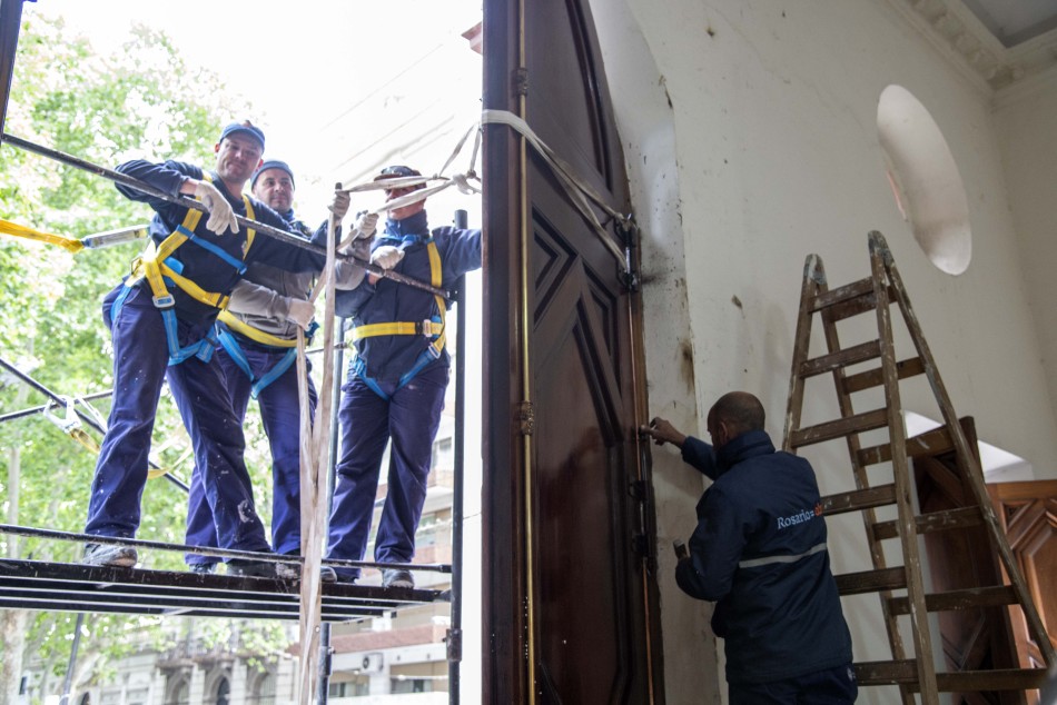 456557 | Colocación puerta restaurada Palacio Municipal - Subsecretaría de Comunicación Social (Silvio Moriconi)