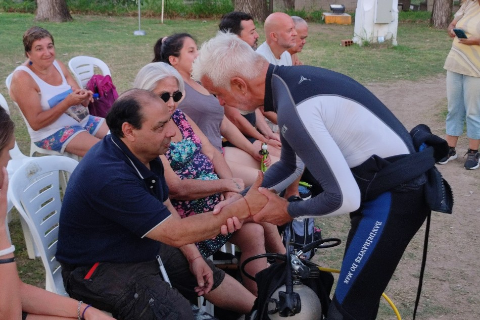 474549 | El instructor explicó las reglas básicas del buceo. -