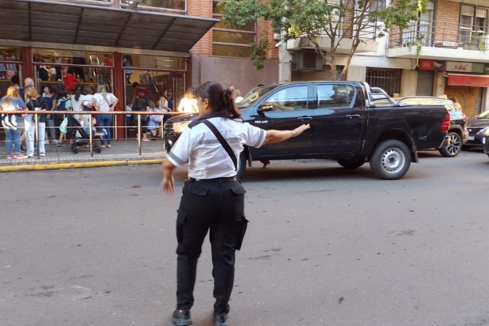 476239 | El municipio dispuso operativos de ordenamiento vehicular en el ingreso de escuelas y colegios - Secretaría de Control y Convivencia