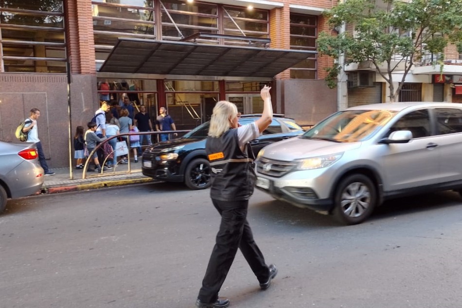 476240 | El municipio dispuso operativos de ordenamiento vehicular en el ingreso de escuelas y colegios - Secretaría de Control y Convivencia
