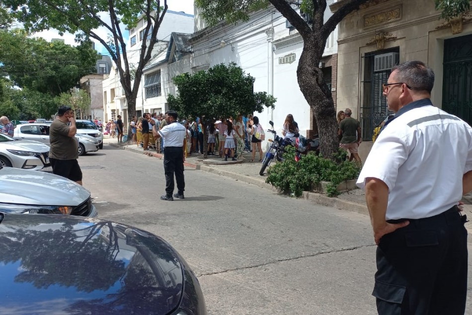 476296 | El municipio dispuso operativos de ordenamiento vehicular en el ingreso de escuelas y colegios - Secretaría de Control y Convivencia