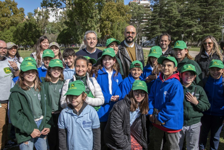 488281 | Plantación de árboles - Subsecretaría de Comunicación Social (Silvio Moriconi)