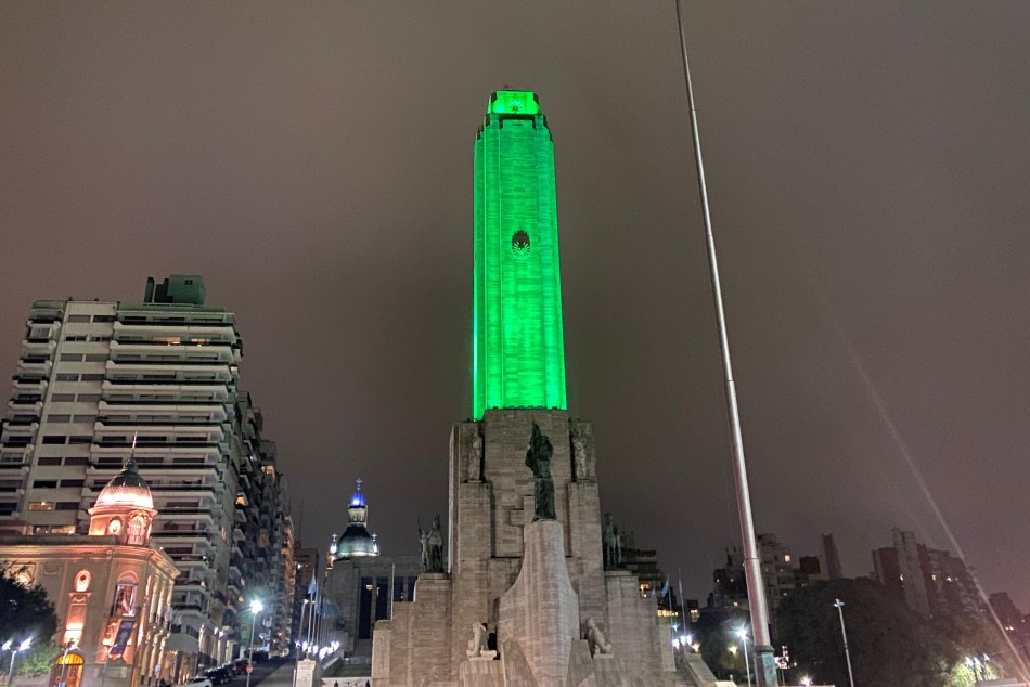 490935 | Monumento iluminado de color verde por el Día Mundial del Reciclaje - Municipalidad de Rosario