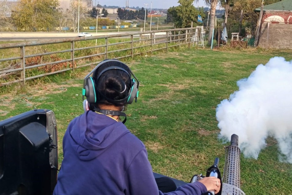 497354 | El municipio realiza operativos de fumigación en espacios verdes - Secretaría de Ambiente y Espacio Público