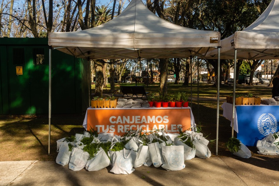 513620 | El municipio organiza una jornada de canje de reciclables en plaza López - Secretaría de Ambiente y Espacio Público (Juan Pablo Allegue)
