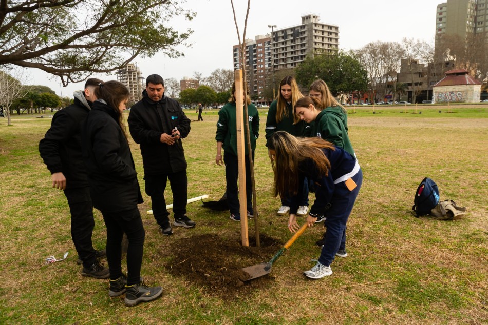 517829 | Alumnos y alumnas de escuelas secundarias plantaron más de 100 árboles nativos  - Secretaría de Ambiente y Espacio Público (Juan Pablo Allegue)