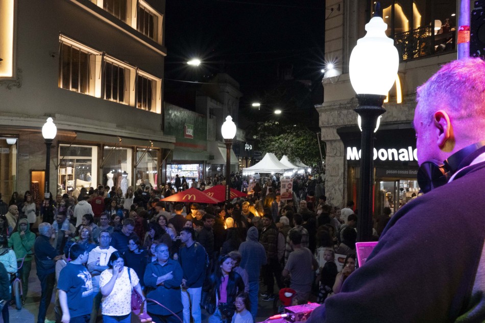 522199 | Noche de Peatonales  - Silvina La Calamita