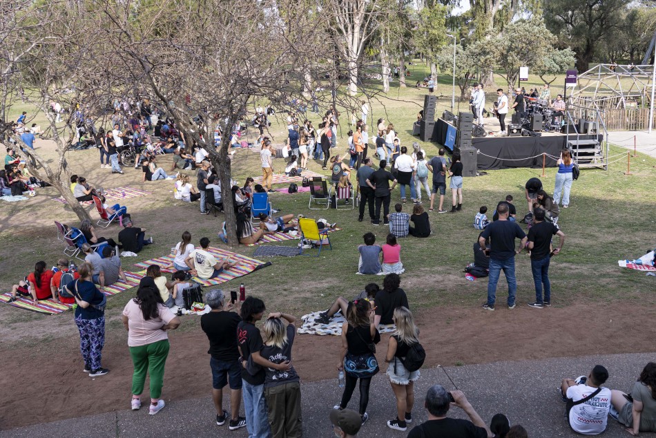 524137 | Más de 150.000 personas disfrutaron de las propuestas municipales para recibir a la primavera - Silvina La Calamita