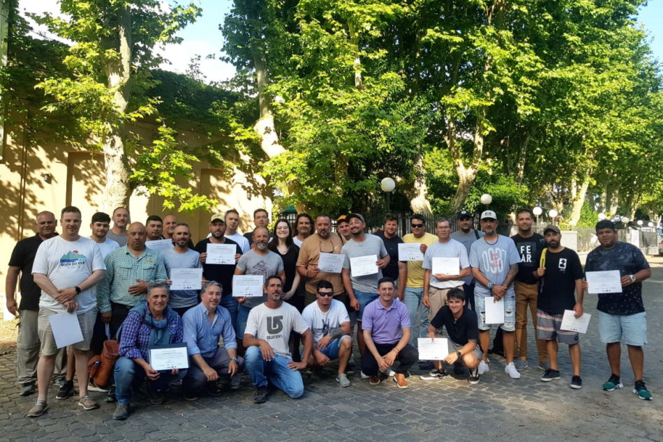 541842 | Los flamantes guías de pesca deportiva con sus diplomas de asistencia - Secretaría de Deporte y Turismo de Rosario