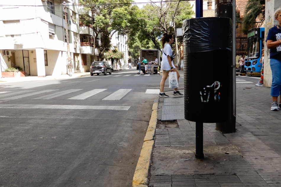 550565 | Colocación de cestos papeleros en el centro  - Secreetaría de Ambiente y Espacio Público (Juan Pablo Allegue)