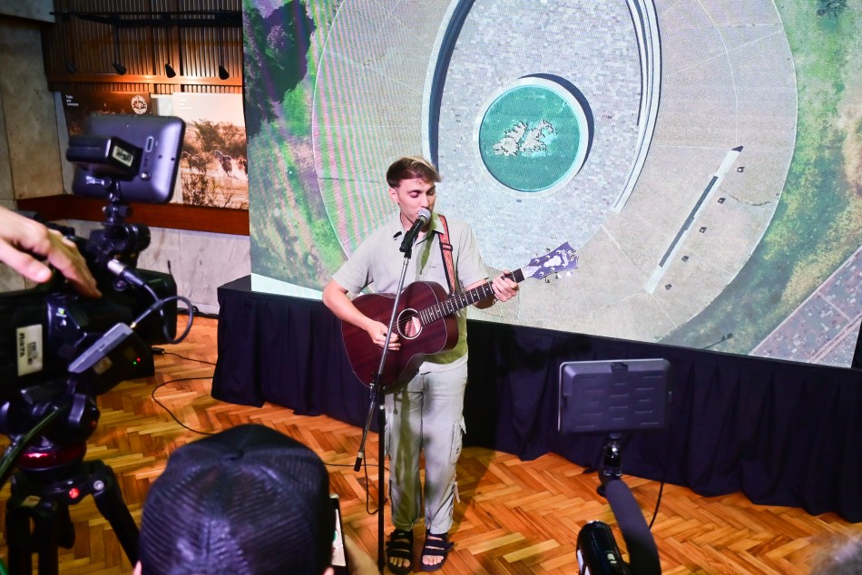 551590 | Manu Piró deleitó al público con sus canciones  - Guillermo Buelga