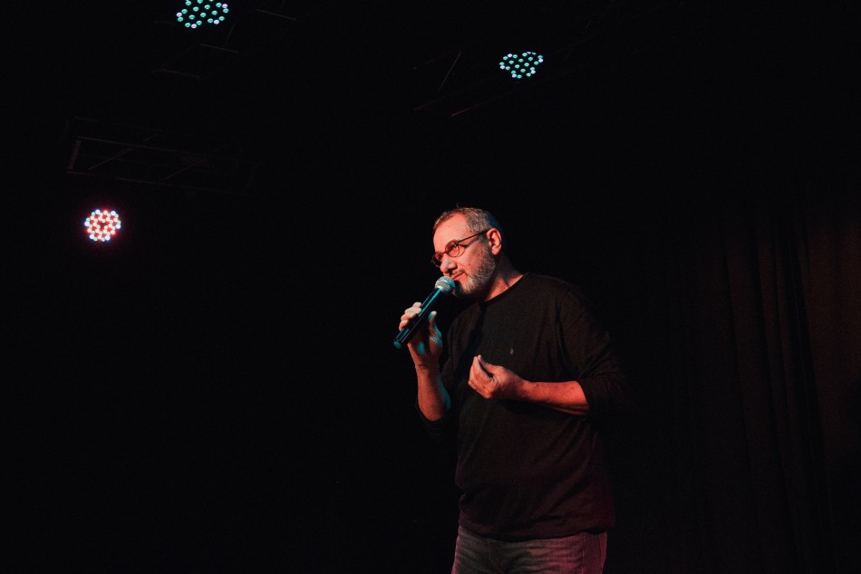 552911 | Pasos de Comedia - Gentileza