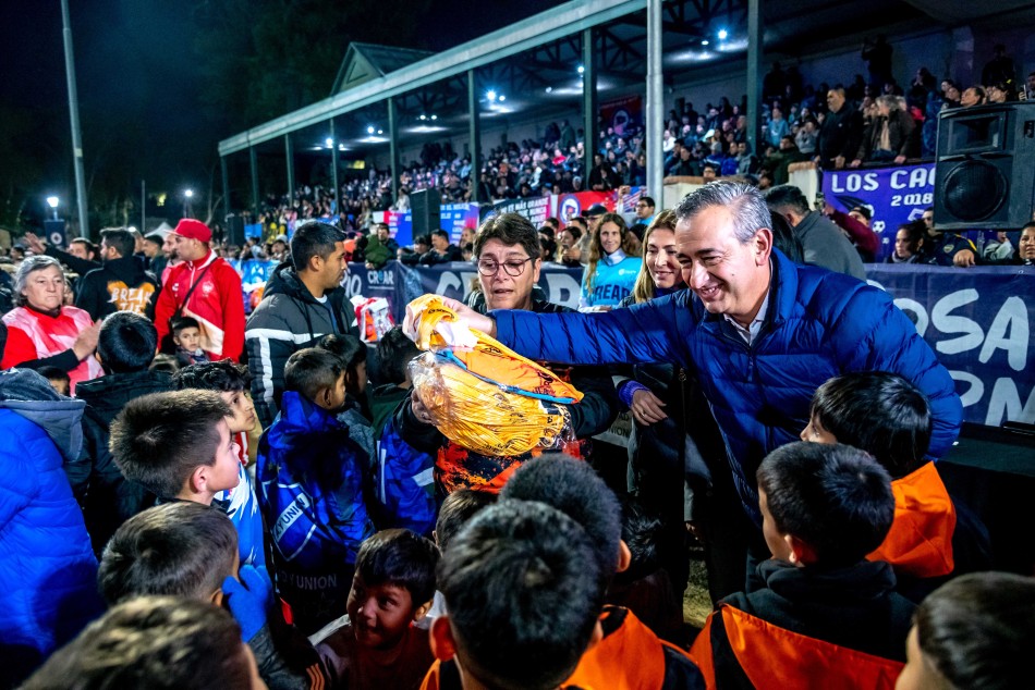 583980 | Entrega de camisetas futbol infantil  - Subsecretaría de Comunicación Social (Marcelo Beltrame)