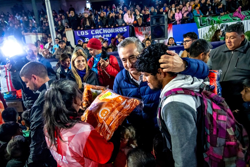 583981 | Entrega de camisetas futbol infantil  - Subsecretaría de Comunicación Social (Marcelo Beltrame)