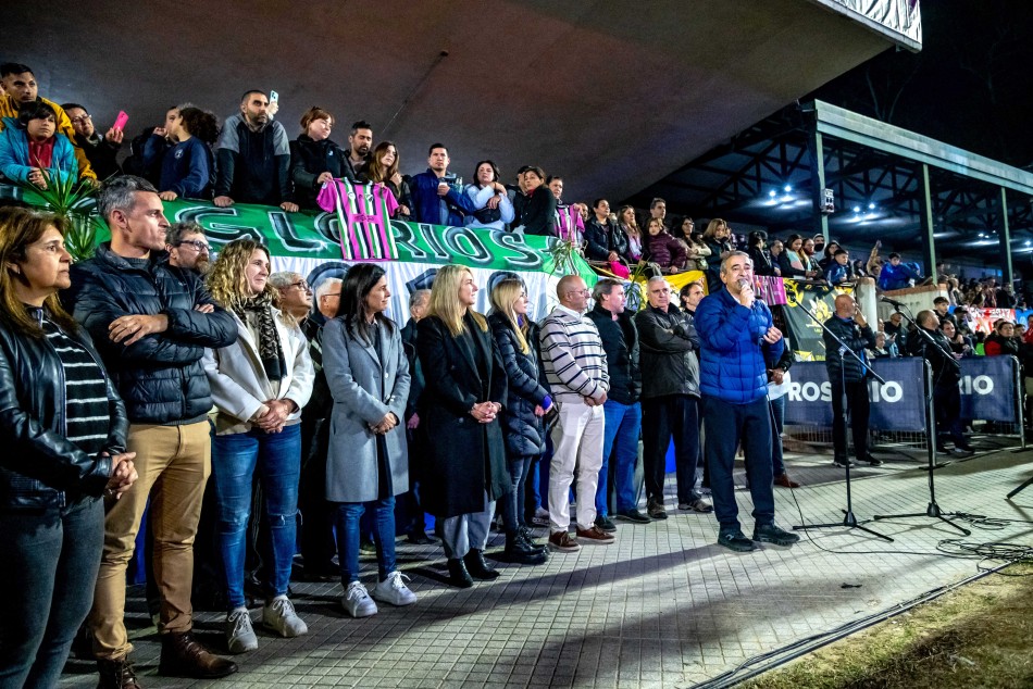 583975 | Entrega de camisetas futbol infantil  - Subsecretaría de Comunicación Social (Marcelo Beltrame)