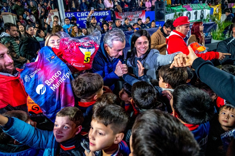 583982 | Entrega de camisetas futbol infantil  - Subsecretaría de Comunicación Social (Marcelo Beltrame)