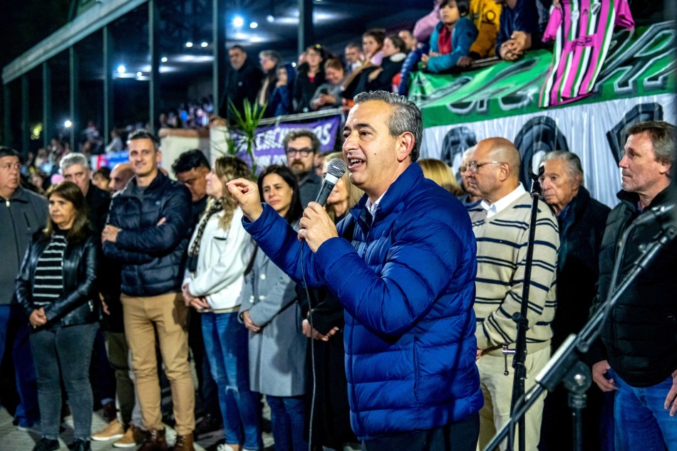 583977 | Entrega de camisetas futbol infantil  - Subsecretaría de Comunicación Social (Marcelo Beltrame)