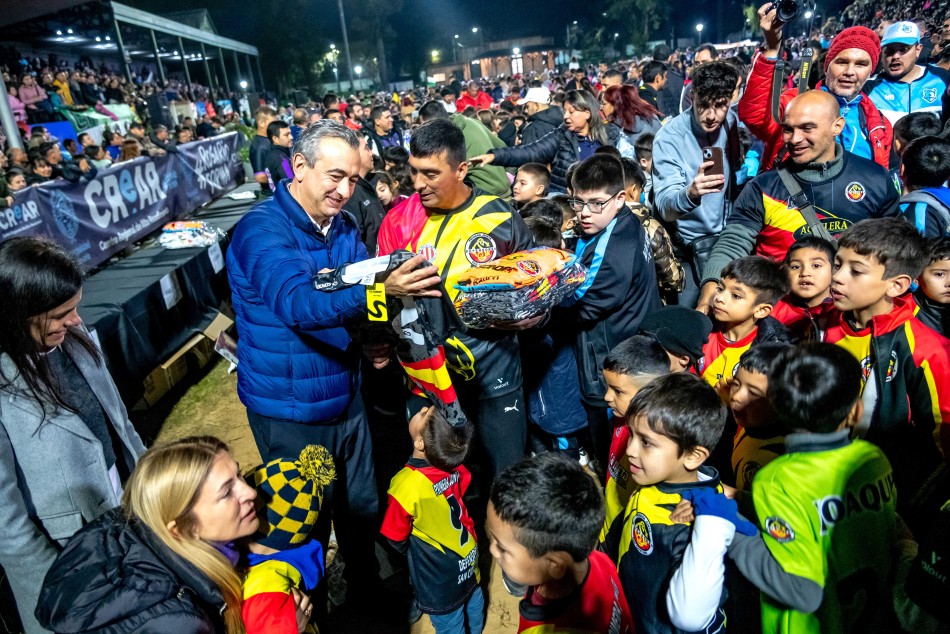 583983 | Entrega de camisetas futbol infantil  - Subsecretaría de Comunicación Social (Marcelo Beltrame)