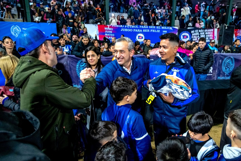 583986 | Entrega de camisetas futbol infantil  - Subsecretaría de Comunicación Social (Marcelo Beltrame)