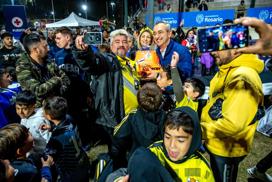 583989 | Entrega de camisetas futbol infantil  - Subsecretaría de Comunicación Social (Marcelo Beltrame)