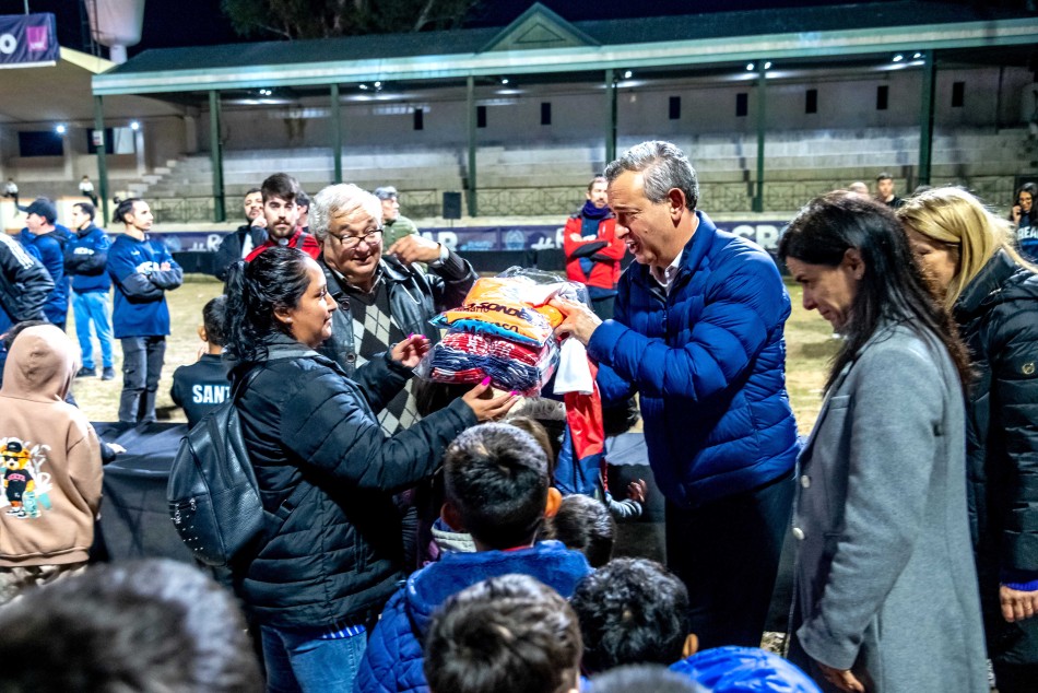 583991 | Entrega de camisetas futbol infantil  - Subsecretaría de Comunicación Social (Marcelo Beltrame)