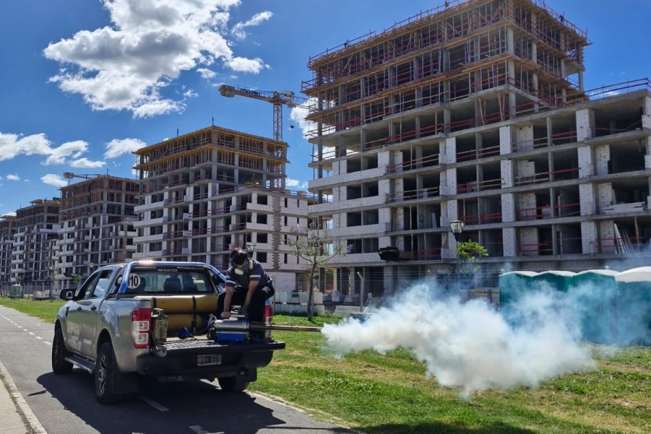 620831 | Avanzan los operativos de fumigación en plazas y espacios verdes  - Secretaría de Ambiente y Espacio Público