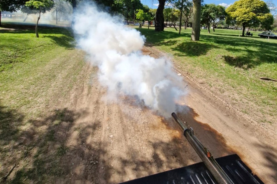 620834 | Avanzan los operativos de fumigación en plazas y espacios verdes  - Secretaría de Ambiente y Espacio Público