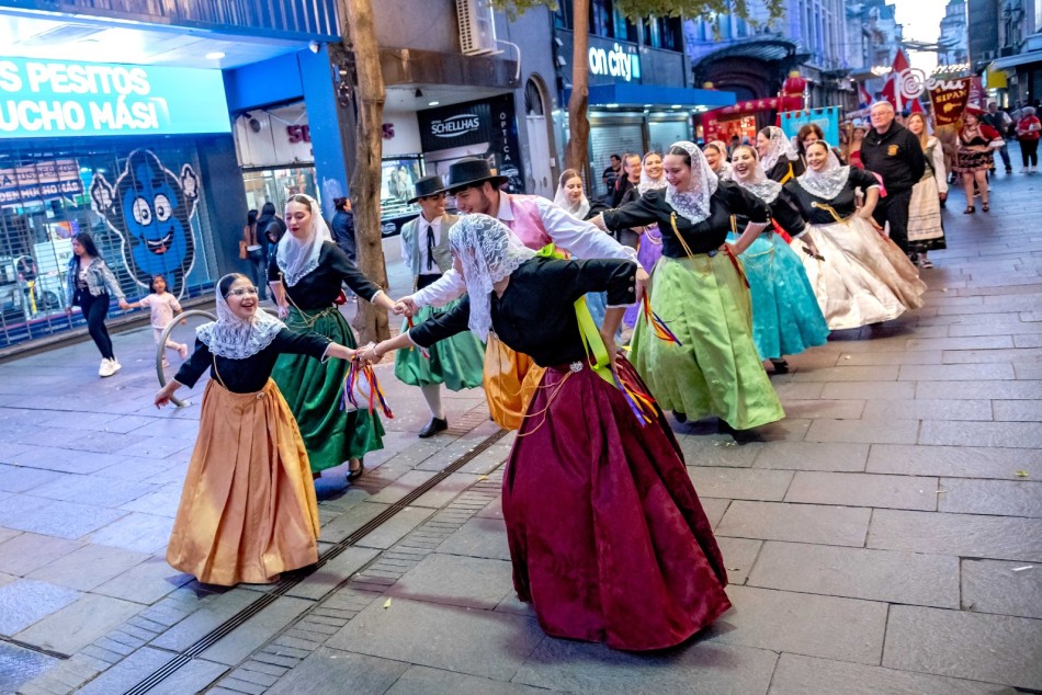 623931 | Todo el color de las colectividades en la Peatonal Córdoba  - Marcelo Beltrame