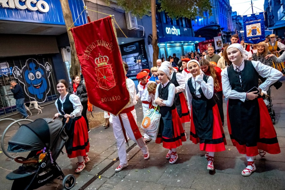 623934 | Todo el color de las colectividades en la Peatonal Córdoba  - Marcelo Beltrame